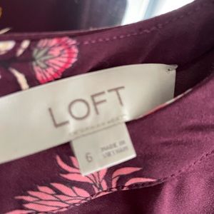 Burgundy flower print, in a great condition. Can be used for dinner or church.